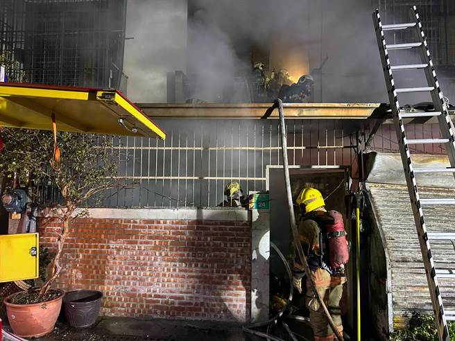 台南市南区大同路二段656巷内透天民宅今天清晨传出火警，消防人员据报到场灭火。（读者提供／洪荣志台南传真）