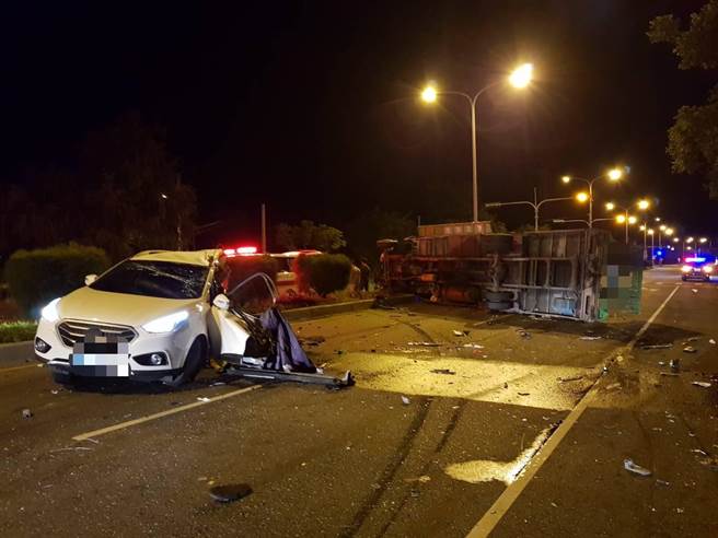 约20岁林姓男子驾驶小客车沿台9线台9线花莲新城加湾段南下时，车辆不明原因右偏擦撞路树，接着失控衝往对向车道且与大货车碰撞后，当场失去呼吸心跳，经送医救治无效。（民眾提供／罗亦晽花莲传真）