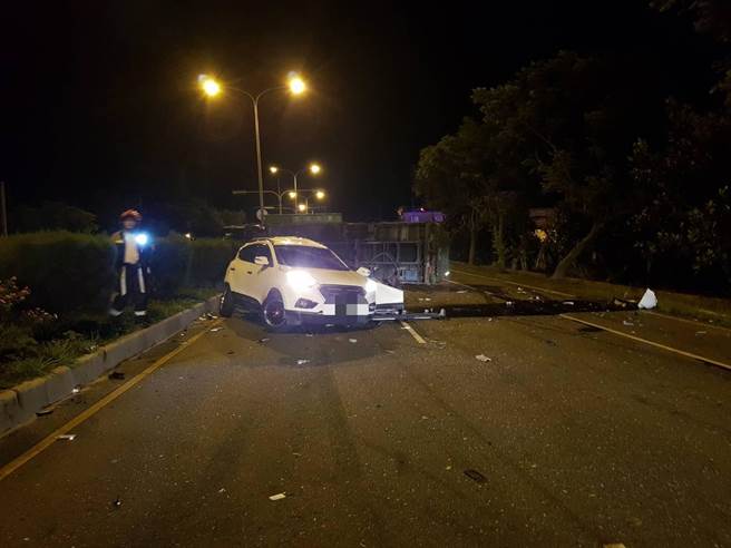 约20岁林姓男子驾驶小客车沿台9线台9线花莲新城加湾段南下时，车辆不明原因右偏擦撞路树，接着失控衝往对向车道且与大货车碰撞后，当场失去呼吸心跳，经送医救治无效。（民眾提供／罗亦晽花莲传真）