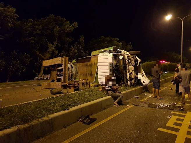 约20岁林姓男子驾驶小客车沿台9线台9线花莲新城加湾段南下时，车辆不明原因右偏擦撞路树，接着失控衝往对向车道且与大货车碰撞后，因撞击力道，货车车头被撞到全毁。（民眾提供／罗亦晽花莲传真）