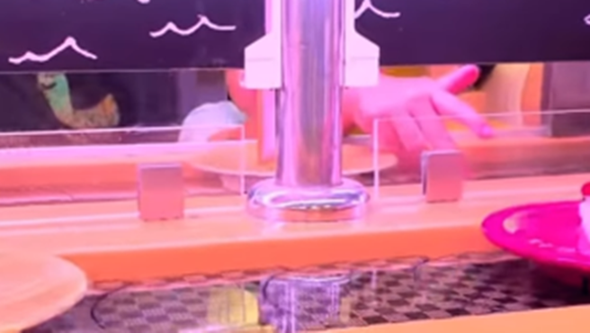 男童在连锁寿司店用餐，不断伸手玩寿司输送带上寿司，却不见家长阻止。（图／翻摄自记者爆料网）