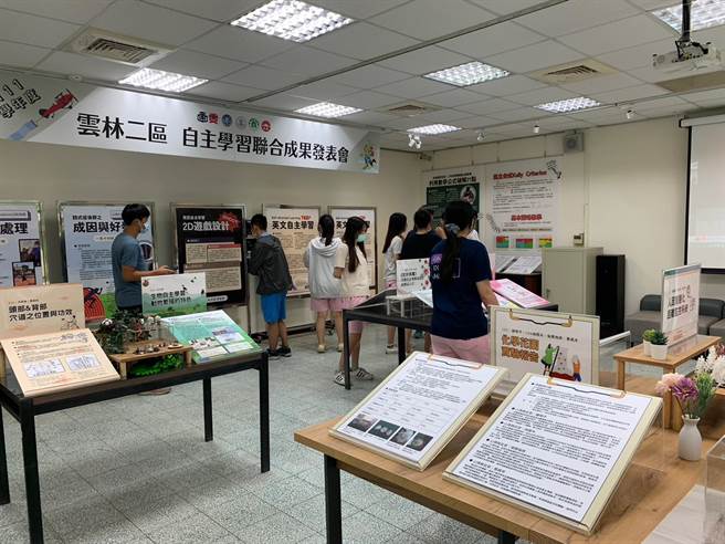 教育部补助「高级中等学校适性学习社区推动校订课程及弹性学习时间与大专校院协作共好计画」，云二区自主学习暨大专协作共好计画-静态成果发表。（教育部提供／林志成台北传真）