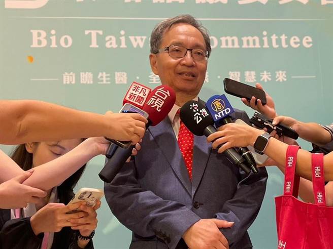 卫福部长薛瑞元今天上午出席「2023行政院生技产业策略谘议委员会议」会前受访。（王家瑜摄）