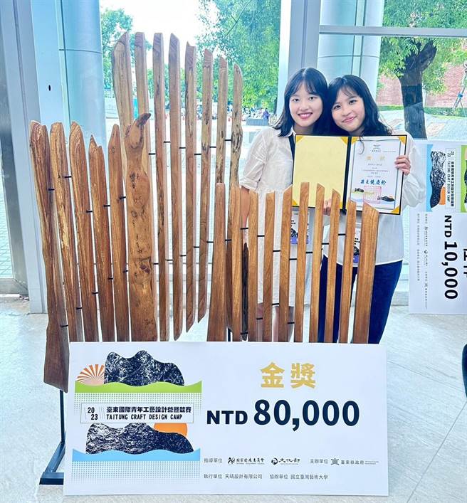 台科大学生刘宥希与陈虹菱共同创作的《与生活的对话》，以漂流木及钢筋作为媒材，透过光影呈现台东地理特色。（台科大提供／林志成台北传真）