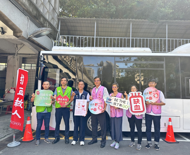 台电人热心公益，北区施工处在112年8月28日在办公大楼中庭，举办爱心捐血活动。(图/台电提供)