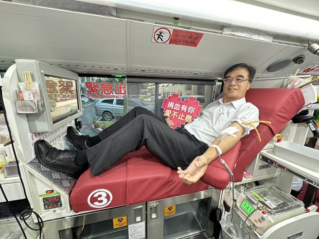 台电北区处处长张涵曦是个捐血勇士，他以为自己生涯捐血纪录40次，结果捐血中心告诉他，早就超过60次了。(图/台电提供)