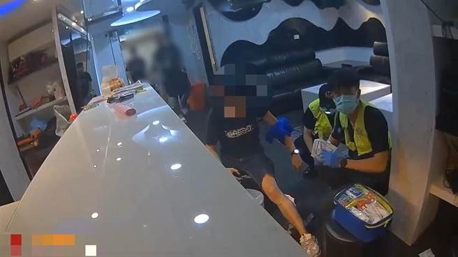 張姓男子左手、左腳遭砍傷。（警方提供）