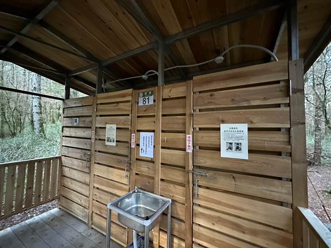 太鲁阁国家公园管理处为提供山友高山良好的住宿环境及紧急避难空间，2019年起规画在辖内热门登山路线兴建避难山屋。图为屏风避难山屋生态厕所，且有申请门牌。（罗亦晽摄）
