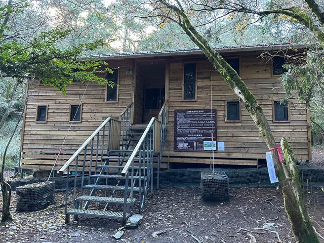太鲁阁国家公园管理处为提供山友高山良好的住宿环境及紧急避难空间，2019年起规画在辖内热门登山路线兴建避难山屋。图为屏风避难山屋。（罗亦晽摄）
