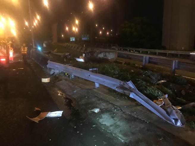 货车驾驶自撞护栏下车看，惨遭后方联结车追撞惨死。(翻摄照片／蔡依珍桃园传真)