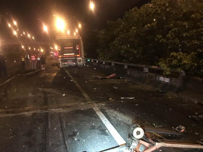 货车驾驶自撞护栏下车看，惨遭后方联结车追撞惨死。(翻摄照片／蔡依珍桃园传真)