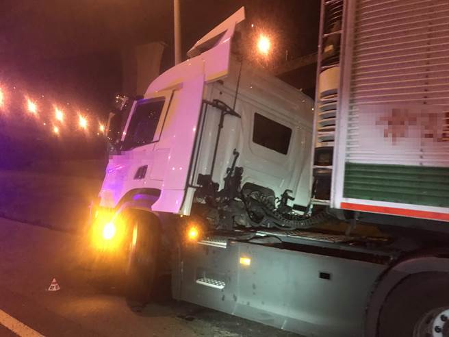 货车驾驶自撞护栏下车看，惨遭后方联结车追撞惨死。(翻摄照片／蔡依珍桃园传真)