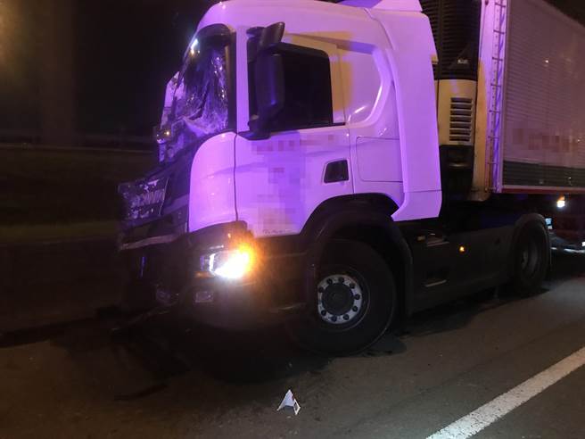 货车驾驶自撞护栏下车看，惨遭后方联结车追撞惨死。(翻摄照片／蔡依珍桃园传真)