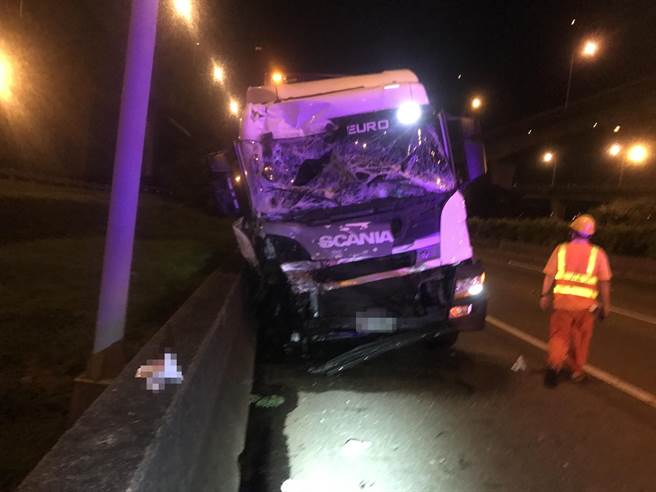 货车驾驶自撞护栏下车看，惨遭后方联结车追撞惨死。(翻摄照片／蔡依珍桃园传真)