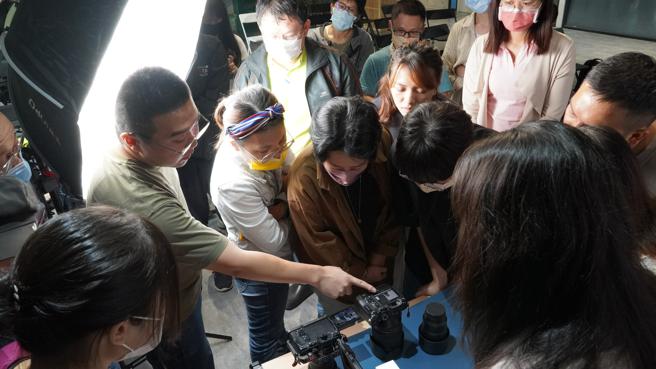 高市府青年局「K-TV新媒体人才培育中心」每月举办新媒体相关课程，这堂摄影入门课，讲师以实际操作指导学员商业摄影技巧。（图片来源：高雄市青年局提供）