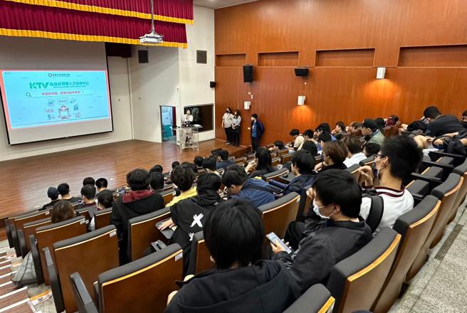 高市府青年局「K-TV新媒体人才培育中心」前进校园推广新媒体行销课程及认证考试。（图片来源：高雄市青年局提供）