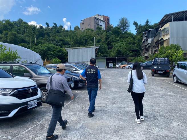 新北市城乡局会同农业局、交通局今天前往汐止稽查，由于现场未明显改善，3个单位纪录稽查结果，裁罚6万元。（高钧麟摄）