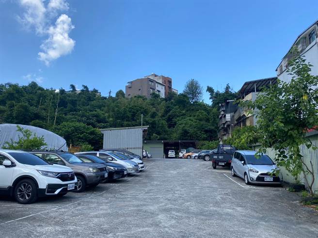 黄国昌位于汐止水源路二段的「菜园」设置为停车场，现场仍有铁皮建物、硬铺面，还画有停车格，城乡局裁处违规行为人6万元罚锾。（高钧麟摄）
