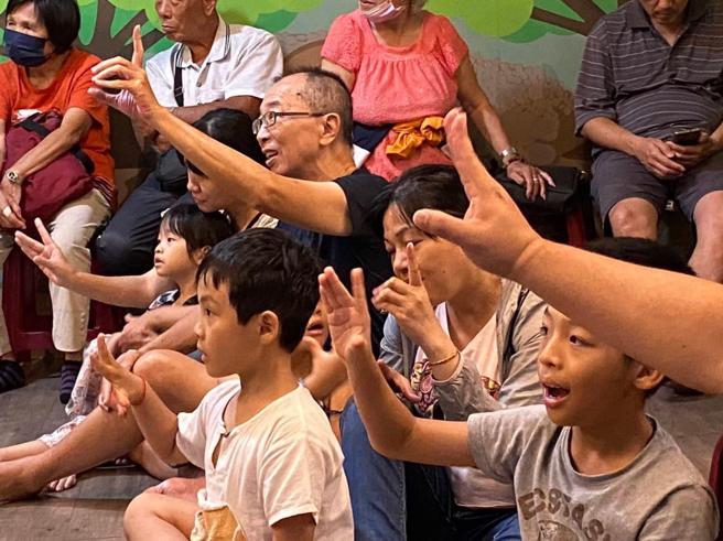 《武松打虎》老少咸宜的剧情吸引不少爱好偶戏及客家文化的乡亲朋友蒞临欣赏。（图片来源：高雄市客家事务委员会提供）