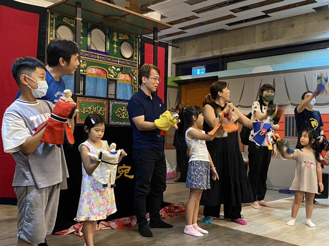 大小朋友上台练习操偶。（图片来源：高雄市客家事务委员会提供）