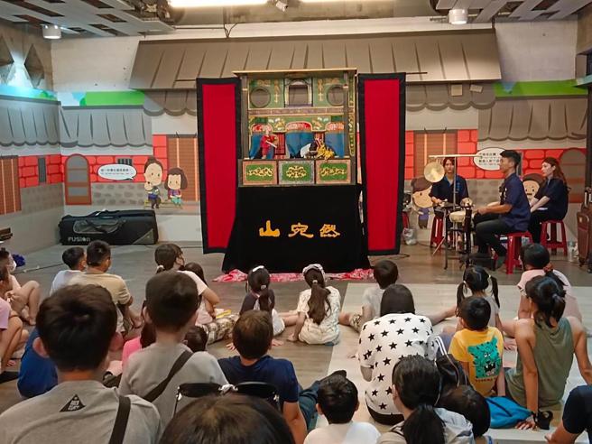 从偶剧中学习客家话、客家音乐与文化特色，非常适合亲子同乐。（图片来源：高雄市客家事务委员会提供）