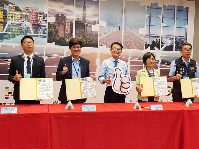 为提升道路沥青混凝土材料品质，北北基桃今共同签署「基北北桃道路共好计画-沥青混凝土厂跨市协同管理合作备忘录」。（陈慰慈摄）