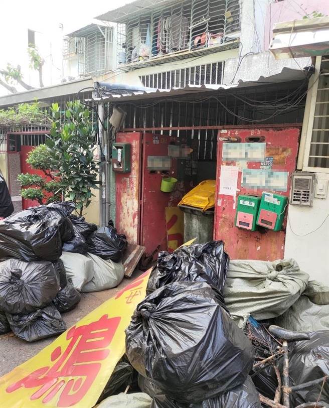 地下室废弃杂物打包清除中。(屏县府提供)