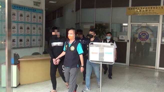 刑事局南打获报后搜索带回21人，初估吸金2400万元，全案移送法办，高雄地院裁定王男羁押。（刑事局南打提供／袁庭尧高雄传真）