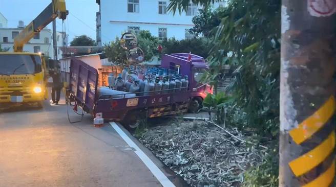 台中某瓦斯货车行经神冈区不慎掉进田里，车上逾40支瓦斯桶东倒西歪。（警方提供）