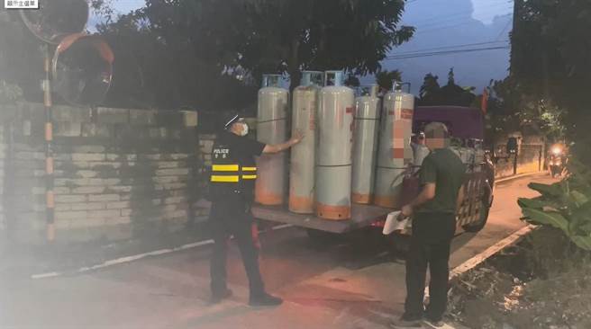 台中某瓦斯货车行经神冈区不慎掉进田里，车上逾40支瓦斯桶东倒西歪。（警方提供）