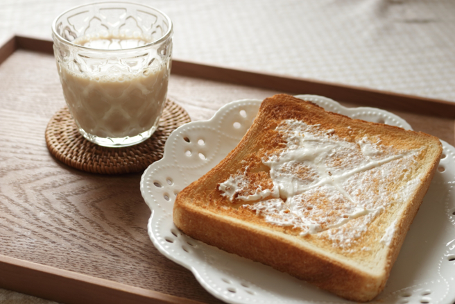 营养师刘雅惠分享可5招改善胰岛素阻抗，其中，她提到，像是吐司配燕麦奶，此种淀粉加上淀粉的饮食组合要避免。（示意图／Shutterstock）