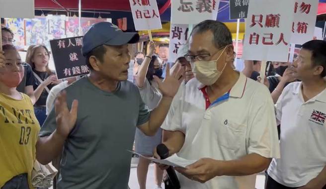 台南大东夜市摊商自救会会长率领摊商，向管理单位陈情。（洪荣志摄）