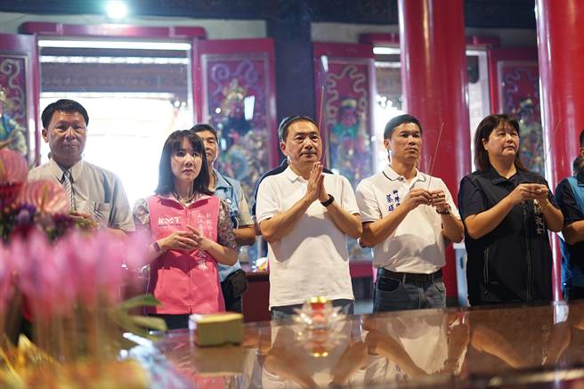 国民党总统参选人侯友宜（右3）今上午在县长王惠美及党籍立委陪同下到北彰化鹿港拜庙吃肉包，下午在彰化议长谢典林的姊姊立委谢衣鳯（左3）、妈妈前立委郑汝芬的陪同下，到南彰化竹塘乡慈航宫参拜。（吴建辉摄）