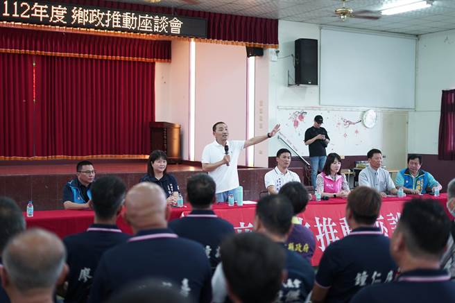 侯友宜到南彰化竹塘乡慈航宫参拜，与地方乡亲座谈，会中他表示，「做人要有信用、说话算话」，要大家支持从基层上来的侯友宜 ，相信侯友宜，一起拼、一起赢。（吴建辉摄）