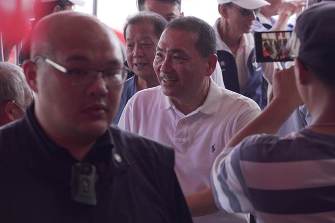 侯友宜中午12点多抵达慈航宫时，吸引大批乡亲夹道欢迎，还有退休警高举旗帜，高喊侯友宜当选，场面热络。（吴建辉摄）