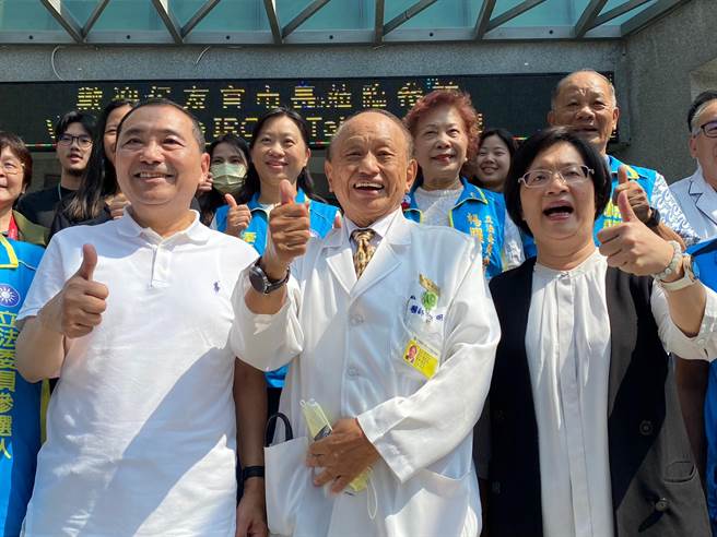 國民黨總統參選人侯友宜（左）在彰化縣長王惠美（右）陪同下，與秀傳醫療集團總裁黃明和（中）相見歡。（孫英哲攝）