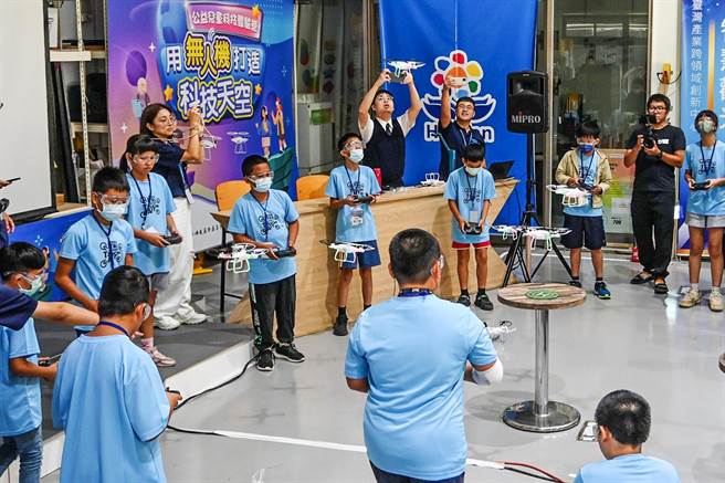 工研院公益儿童科技营，学童亲自体验操控无人机飞行，期以乐趣启发潜力。（工研院提供／罗浚滨新竹传真）