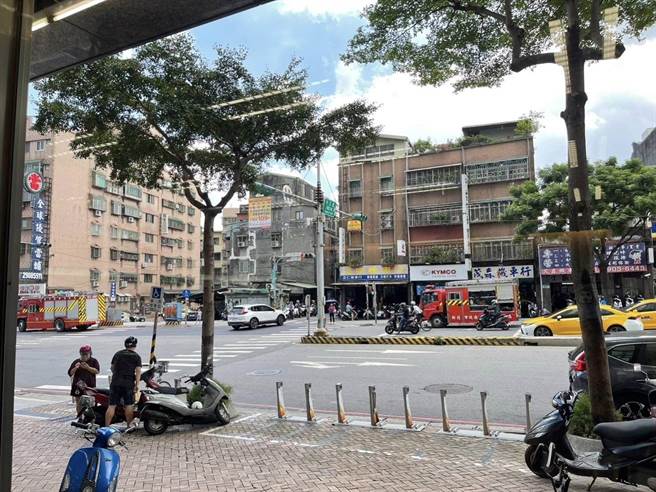 新北市新庄今(28)日中午发生瓦斯外泄意外，中正路一带今早有民眾发现飘出瓦斯味，新北市消防局获报后到场处理，排查后在一处空屋内发现2支瓦斯桶有外泄情况，赶紧通知瓦斯公司到场移除，目前状况已解除，幸无发生意外。(翻摄至蒋欣璋脸书)