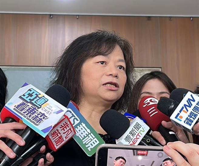 勵馨基金會執行長王玥好下午以婦女代表身份出席「與社福賴在一起：全國社福界賴清德見面會」，會前接受媒體聯訪評論前衛生署長楊志良的家暴言論。（黃婉婷攝）