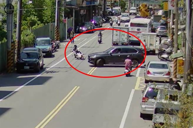 中年男子28日接近中午时，驾驶休旅车于新店区安康路三段违规跨越双黄线迴转，直行的张姓机车骑士担心撞上休旅车，当场急煞摔车。（新店警分局提供）