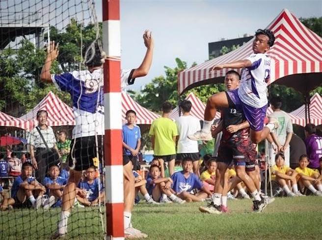 台中海线地区手球运动盛行，龙津高中手球队近日参加台中杯全国手球锦标赛夺下U18男子组第1名。（龙津高中提供／潘虹恩台中传真）