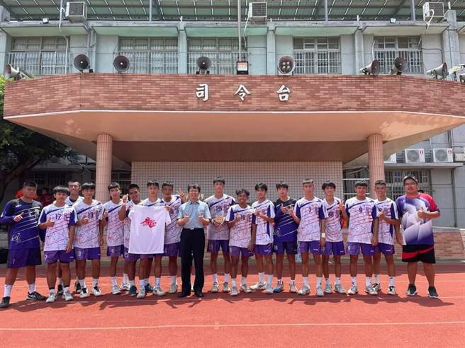 台中市龙津高中手球队近日参加台中杯全国手球锦标赛夺下U18男子组第1名，抱回队史上首座全国冠军奖杯，令队员振奋不已。（龙津高中提供／潘虹恩台中传真）
