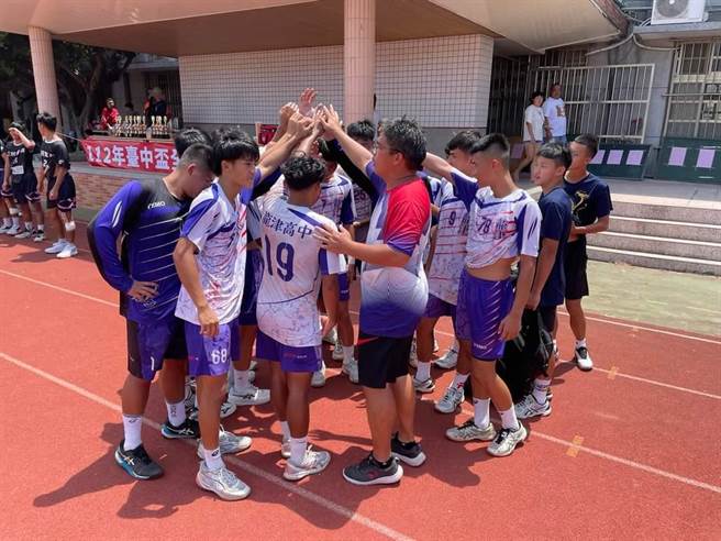 台中市龙津高中手球队成军第6年，近日参加台中杯全国手球锦标赛，首度抱回全国冠军奖杯。（龙津高中提供／潘虹恩台中传真）