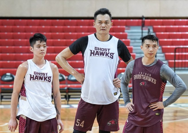 吴岱豪(中)继续留队扮演老大哥的角色。(台钢猎鹰提供)