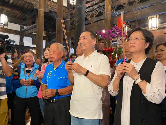 彰化县长王惠美（右一）陪同国民党总统参选人侯友宜（右二）到鹿港龙山寺参拜。（孙英哲摄）