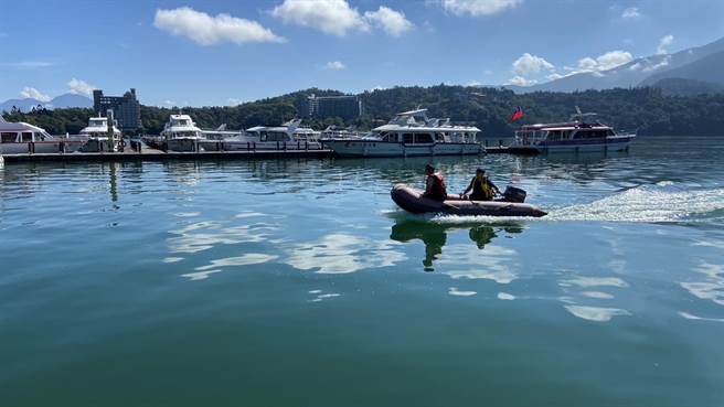 南投县消防局获报日月潭朝雾码头有人溺水，出动橡皮艇展开救援。（民眾提供／杨静茹南投传真）