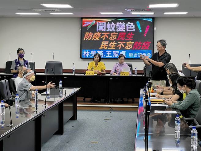 台南市市场处配合防疫政策宣布从9月1日起，各热区的公、民有市场及周遭摊商每周日须配合喷药，并于每周一配合休市1天，此举引发不少摊商反弹向民代陈情。（洪荣志摄）