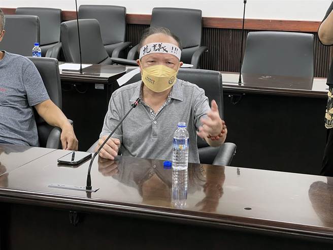 反对每周一休市的摊商代表，要求台南市市场处的喷药时间能够配合市场营业时间弹性调整，不需每周休市1天，以免影响摊商的生计。（洪荣志摄）