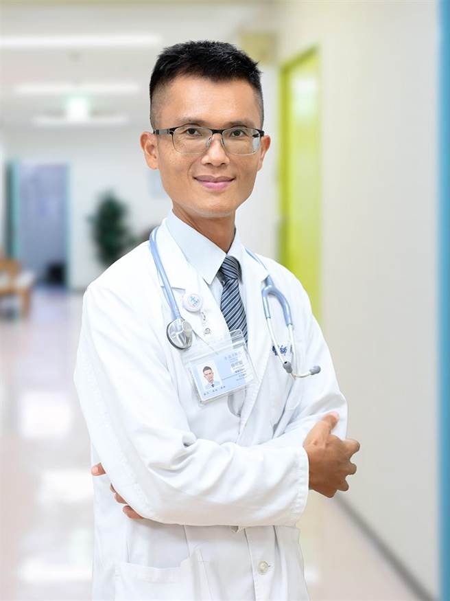 澄清医院胃肠肝胆科医师吴明骏表示，有脂肪肝者，短时间内大量喝酒，容易使肝细胞受到重伤害。（澄清医院提供／冯惠宜台中传真）