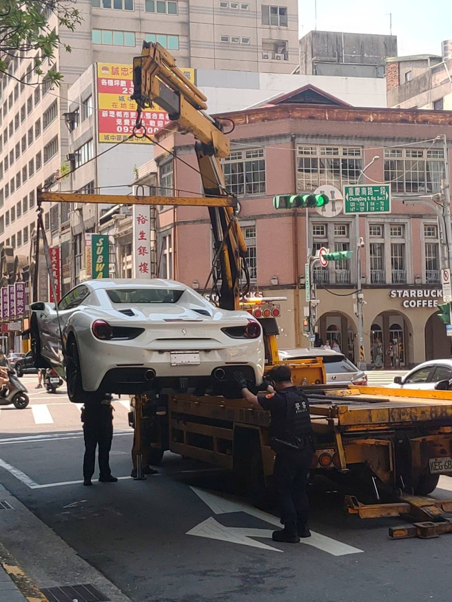 超跑照拖！北市「法拉利」違停被檢舉，警一查「車牌註銷」立即拖吊。(翻攝照片)